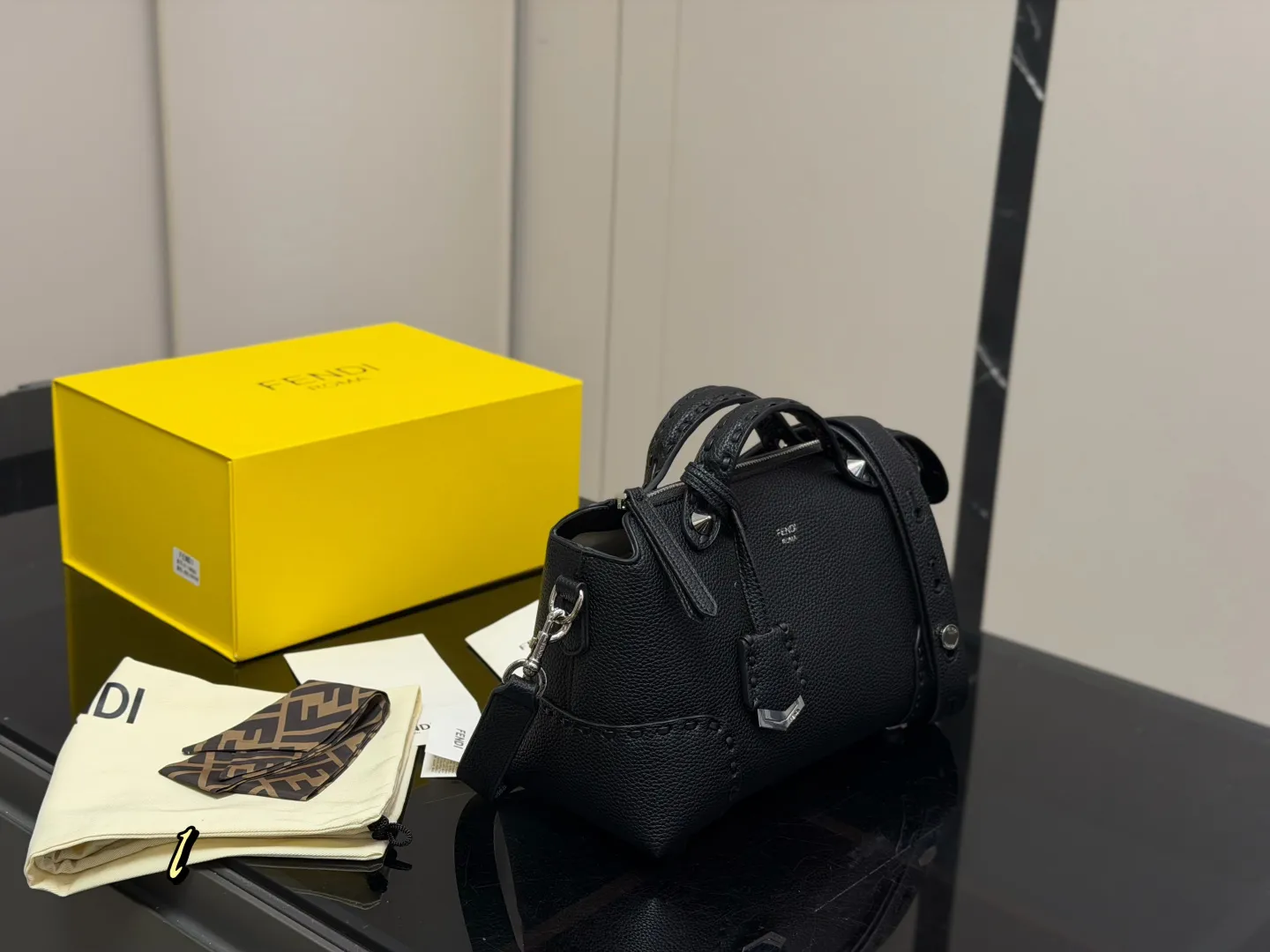 ¥185 折叠盒 FENDI by the way 把芬迪的温柔和慵懒揉进日常~ 软乎乎的皮质像被云朵裹住 五金的光泽刚好是低调的小精致 背它出门,连咖啡都变得更有氛围感了 尺寸:27.18cm