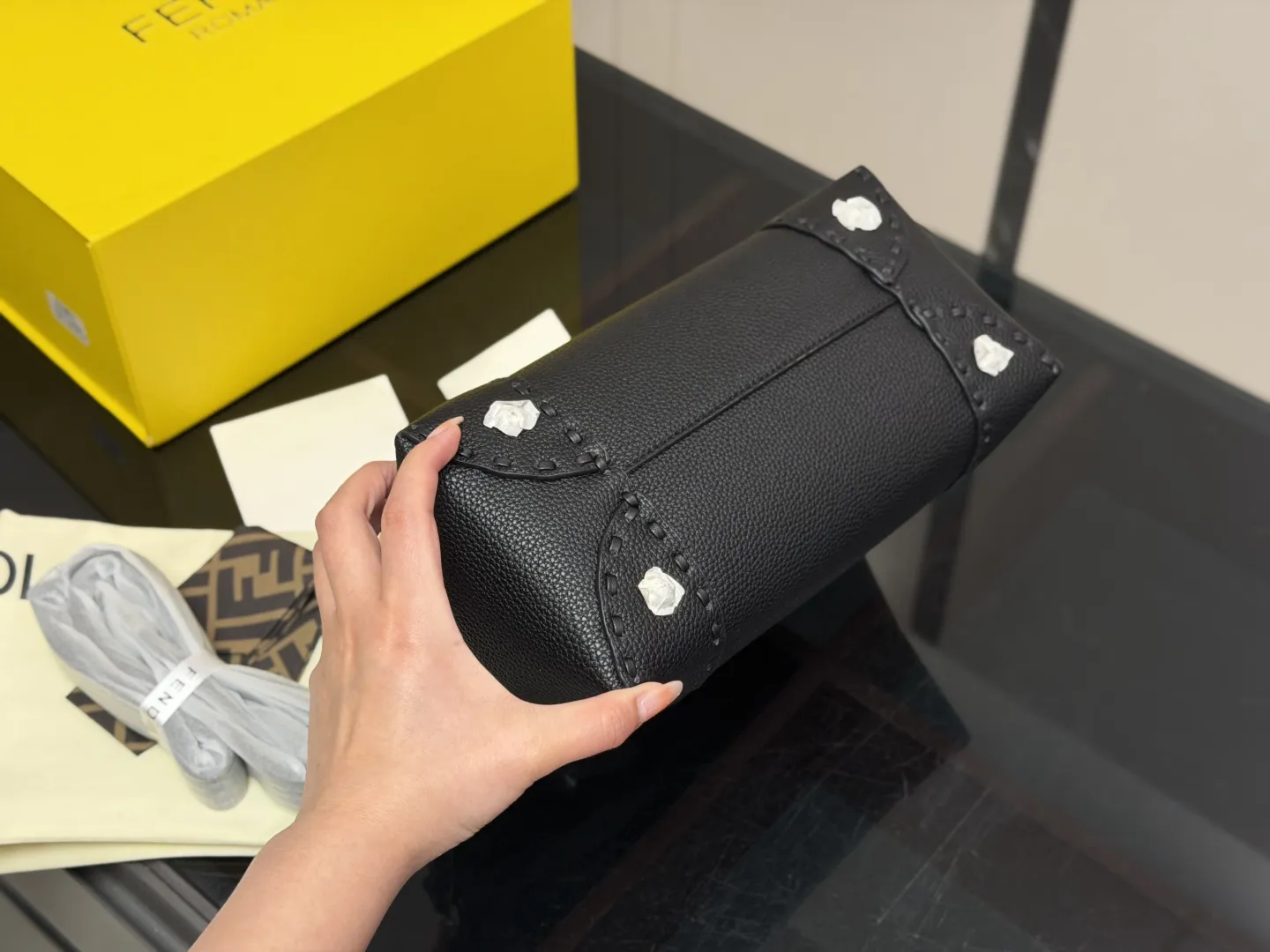 ¥185 折叠盒 FENDI by the way 把芬迪的温柔和慵懒揉进日常~ 软乎乎的皮质像被云朵裹住 五金的光泽刚好是低调的小精致 背它出门,连咖啡都变得更有氛围感了 尺寸:27.18cm