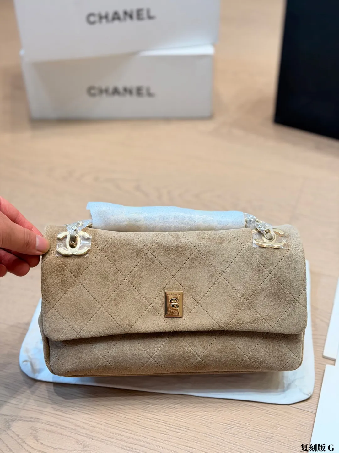 复刻版 p260 Chanel 26A 麂皮口盖包 链条包,黑色麂皮+金色链条+金色方扣,整体轮廓偏经典翻盖单肩包 26A 手工坊系列口盖包 麂皮手感柔软,光泽偏哑光,比光面皮多了一层复古感,搭丝绒、粗花呢材质的衣服特别和谐 这季将双CLogo移至链条肩带两端,锁扣改为方形金属铭牌,风格更简约利落可单背,可斜背 尺寸:25.5-8-15cm
