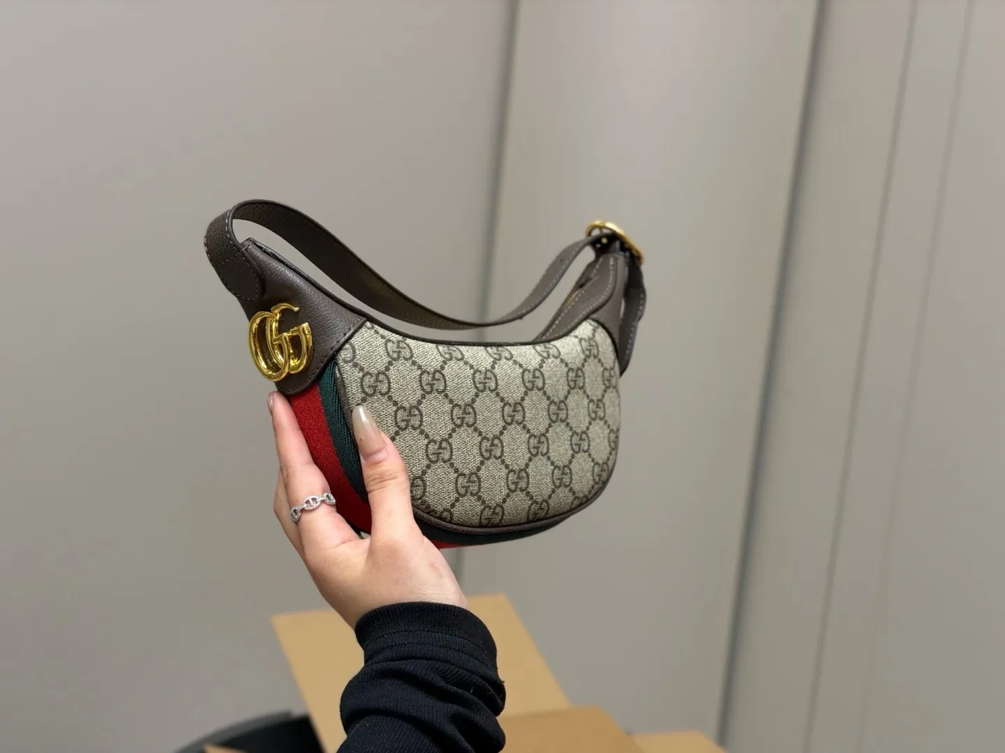 &yen;135 配折叠盒飞机盒 size：24*10cm 古奇新品腋下包 质感感人，尺寸完美， 还可以任意更换搭配不同造型而且容量还非常好！ 最新一季爆款！