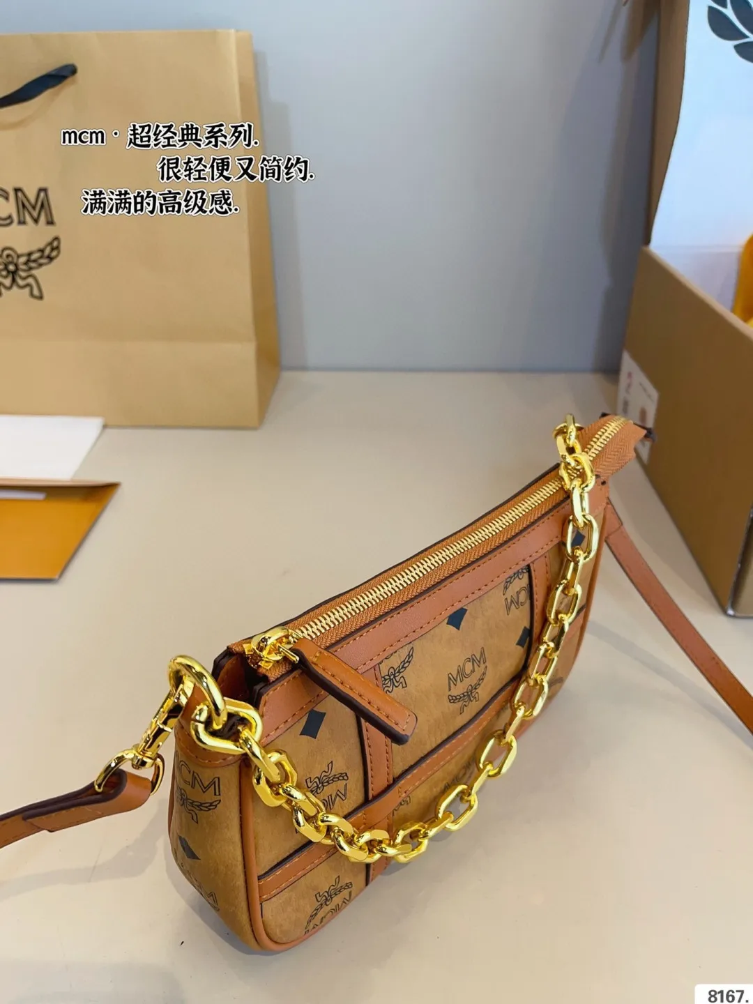 p135 配礼盒🎁 MCMDelmyVisetos腋下包 mcm新款麻将包看过来啊！ 宝贝们，这款包包最近出镜率真的特别高！煮志 罗这款包同样是有两根肩带的，一根链条肩带，一根是皮质肩带，可以腋下背也可以斜挎背都没有问题！肥肠的百搭，并且mcm的干邑色真的特别百搭也是品牌代表色！ 这款包包的皮质是pvc 的，太适合背包不注意的了；包型很不错，表面有纹理，摸起来很大牌啊。 &bull;包包容量是够的，装个粉饼、口红、工牌、钥匙、墨镜这些，完全没问题，很喜欢！！！尺寸：20*5*13cm
