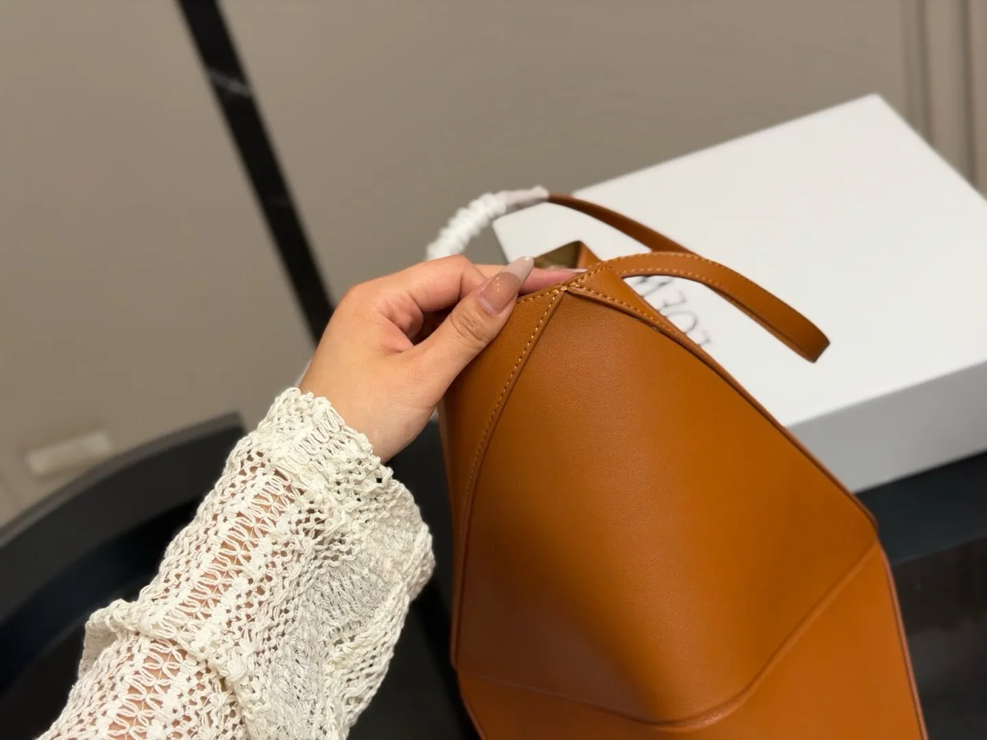 &yen;160 &yen;155 配盒 size：25.31cm 16.19cm 罗意威几何购物袋🛍️ 实物好装的一款包 最近出行都在背 耐看有质感 它的容量很友好...
