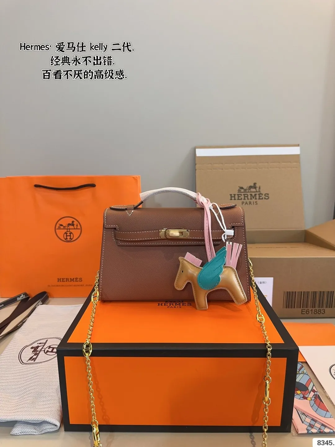 p185 配礼盒🎁. 爱马仕 凯莉 kelly 二代 真的太香了 属于日常休闲跟 女人味都可以驾驭的那种 自己搭配了肩带 平时带 娃也可以解放双手 跟朋友下午茶手提更有feel哦 除了随身携带的化妆品 还有再放一个手机尺寸：21*7*14cm