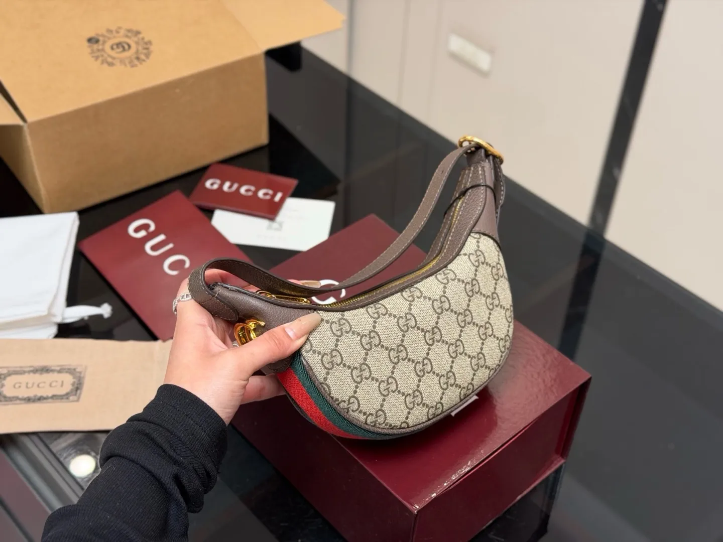 ¥135 配折叠盒飞机盒 size:24*10cm 古奇新品腋下包 质感感人,尺寸完美, 还可以任意更换搭配不同造型而且容量还非常好! 最新一季爆款!