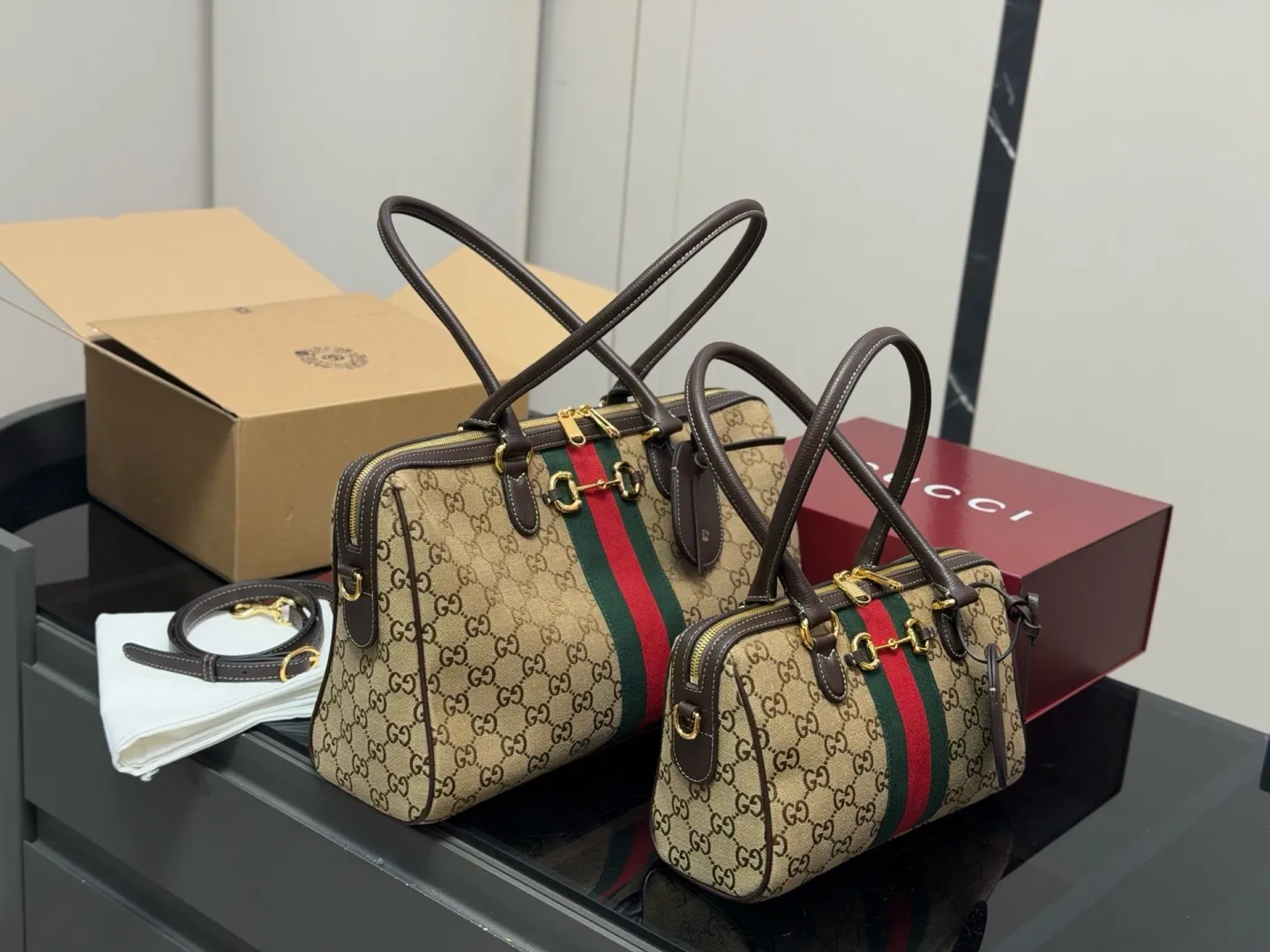 &yen;190 &yen;185 size：27.16cm 古奇 ophidia（枕头包） 又可以买包包啦！ 经典双G花纹 很有气质的感觉！！ 男女通用！又飒又A！