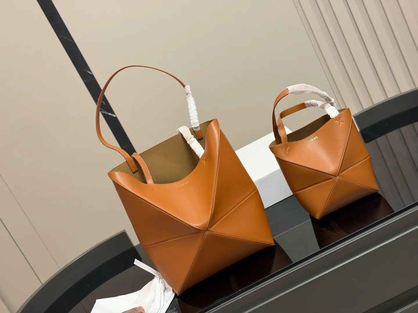 &yen;160 &yen;155 配盒 size：25.31cm 16.19cm 罗意威几何购物袋🛍️ 实物好装的一款包 最近出行都在背 耐看有质感 它的容量很友好...