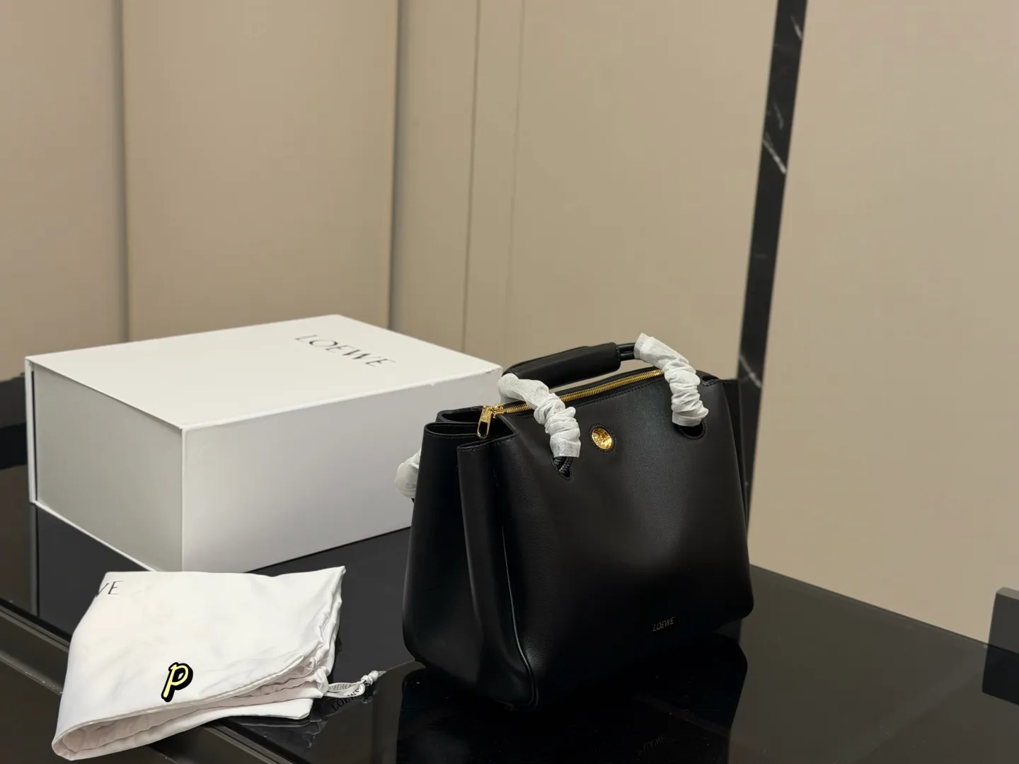 &yen;270 折叠盒 Loewe 罗意威秀款&ldquo;Madrid&rdquo;手袋 马德里小牛皮材质 皮质丝滑细腻 设计简约大气 而且背法超级多 背起来质感满满！！