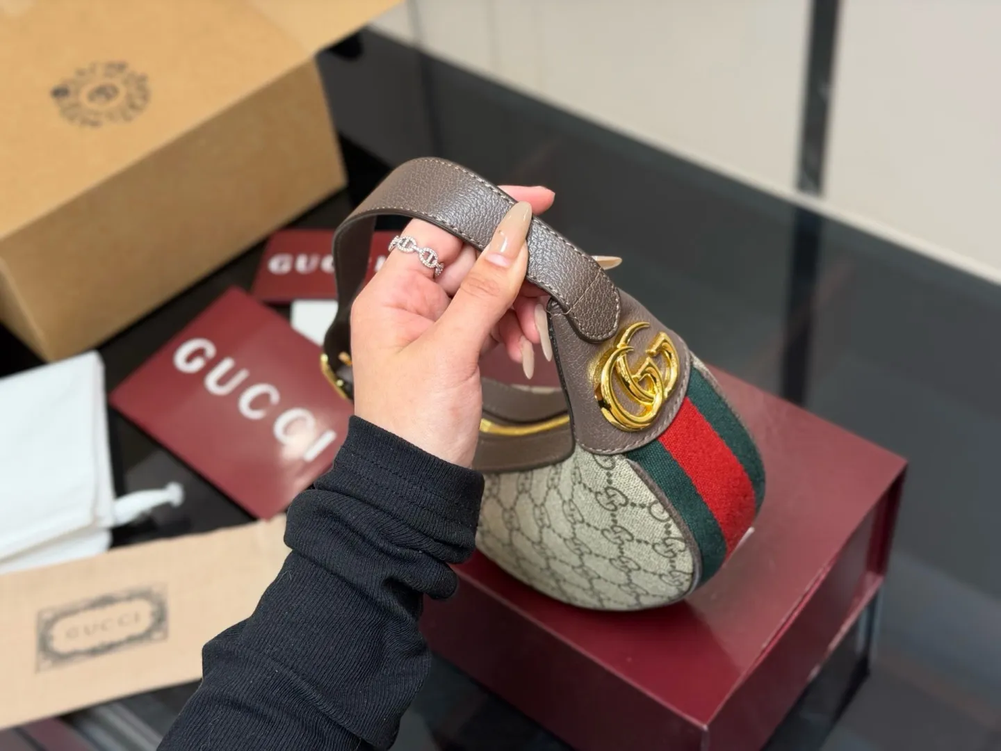 ¥135 配折叠盒飞机盒 size:24*10cm 古奇新品腋下包 质感感人,尺寸完美, 还可以任意更换搭配不同造型而且容量还非常好! 最新一季爆款!