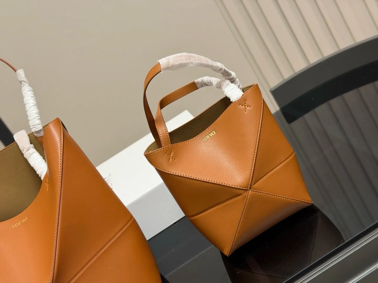 ¥160 ¥155 配盒 size:25.31cm 16.19cm 罗意威几何购物袋🛍️ 实物好装的一款包 最近出行都在背 耐看有质感 它的容量很友好...