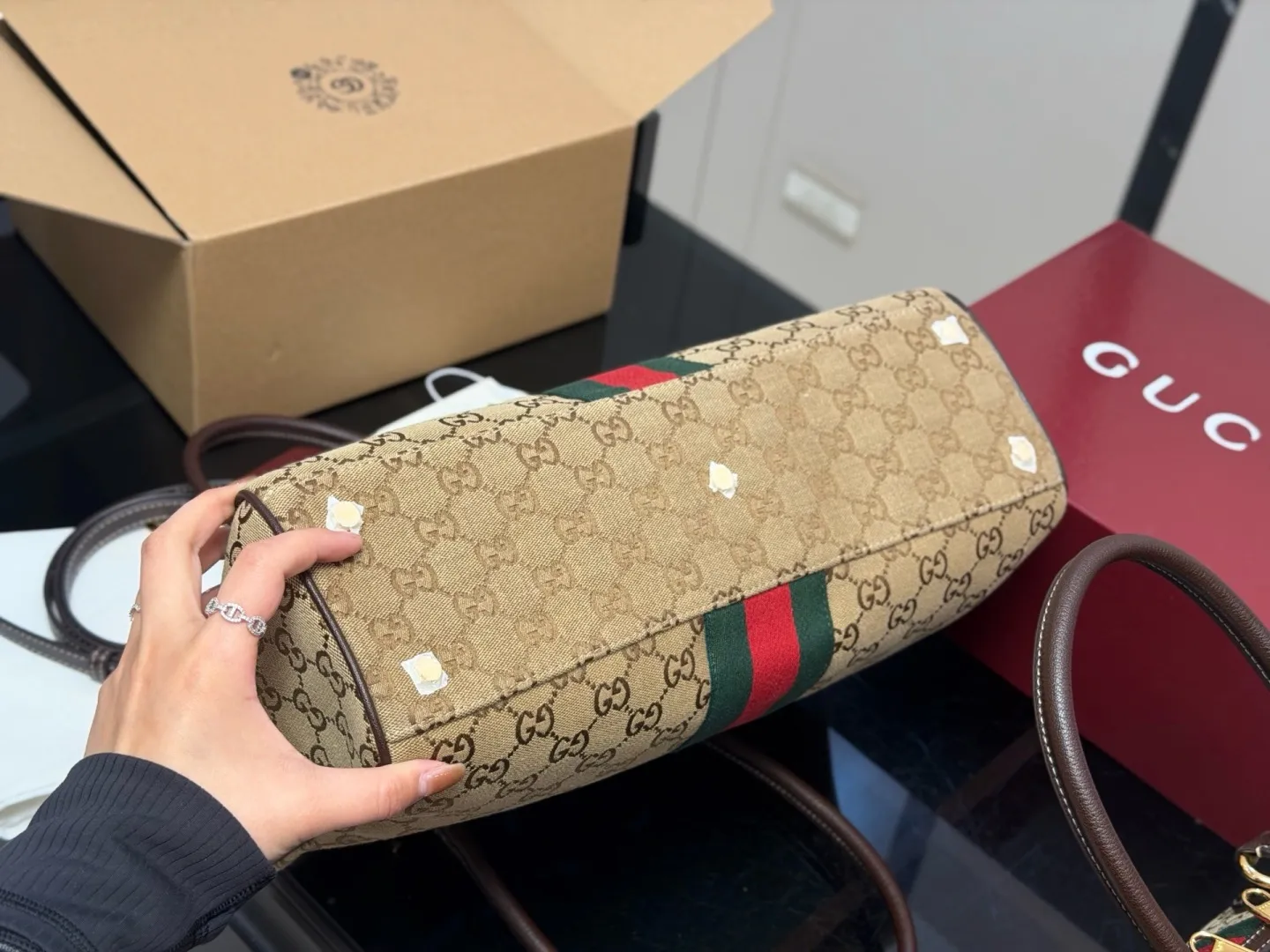 &yen;190 &yen;185 size：27.16cm 古奇 ophidia（枕头包） 又可以买包包啦！ 经典双G花纹 很有气质的感觉！！ 男女通用！又飒又A！