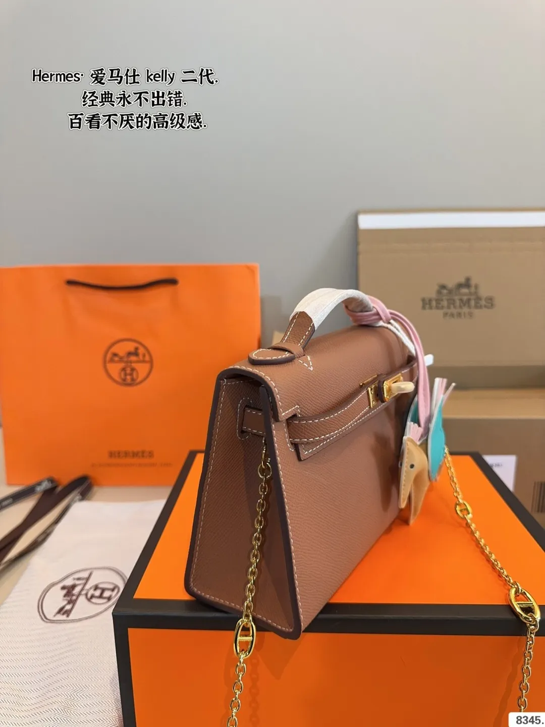 p185 配礼盒🎁. 爱马仕 凯莉 kelly 二代 真的太香了 属于日常休闲跟 女人味都可以驾驭的那种 自己搭配了肩带 平时带 娃也可以解放双手 跟朋友下午茶手提更有feel哦 除了随身携带的化妆品 还有再放一个手机尺寸:21*7*14cm