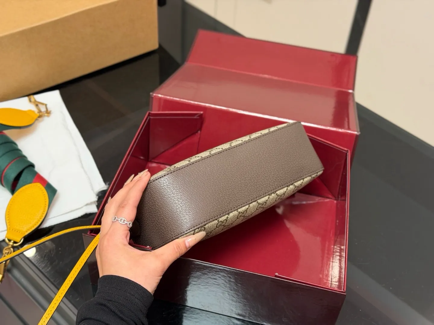 ¥160 (再次升级) size:24*15cm 古奇 虎头相机包! 经典老花配小牛皮 宽阔的红绿织带是古奇最经典的品牌符号 容量很大,很轻便! 别致优雅~ 男女通杀! 配折叠盒飞机盒