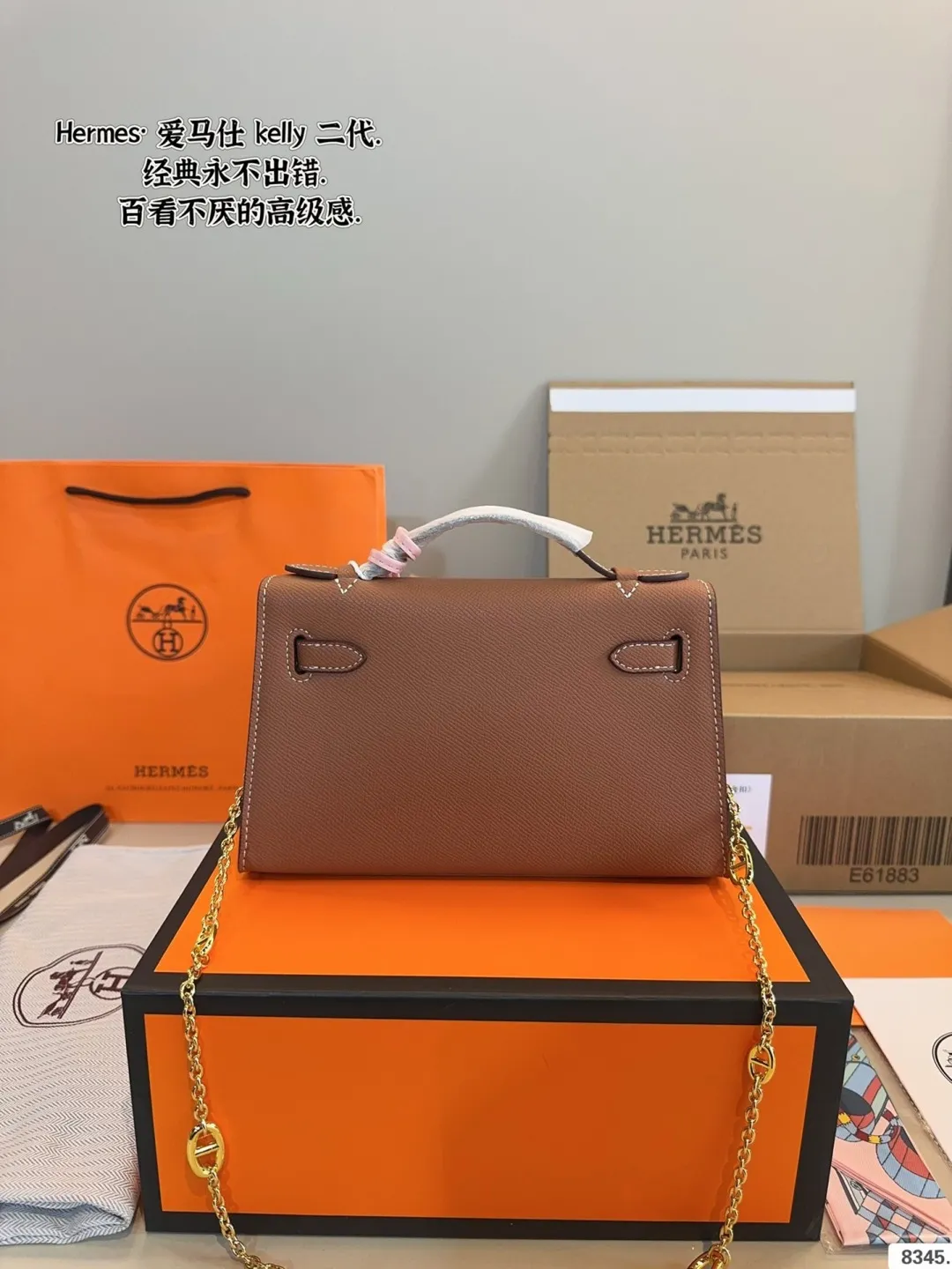 p185 配礼盒🎁. 爱马仕 凯莉 kelly 二代 真的太香了 属于日常休闲跟 女人味都可以驾驭的那种 自己搭配了肩带 平时带 娃也可以解放双手 跟朋友下午茶手提更有feel哦 除了随身携带的化妆品 还有再放一个手机尺寸:21*7*14cm