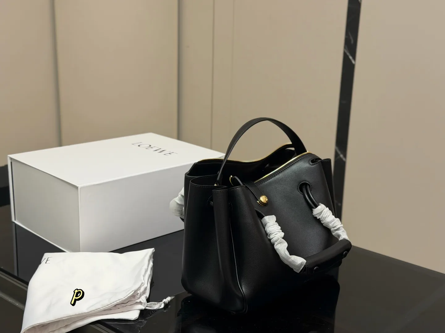 &yen;270 折叠盒 Loewe 罗意威秀款&ldquo;Madrid&rdquo;手袋 马德里小牛皮材质 皮质丝滑细腻 设计简约大气 而且背法超级多 背起来质感满满！！