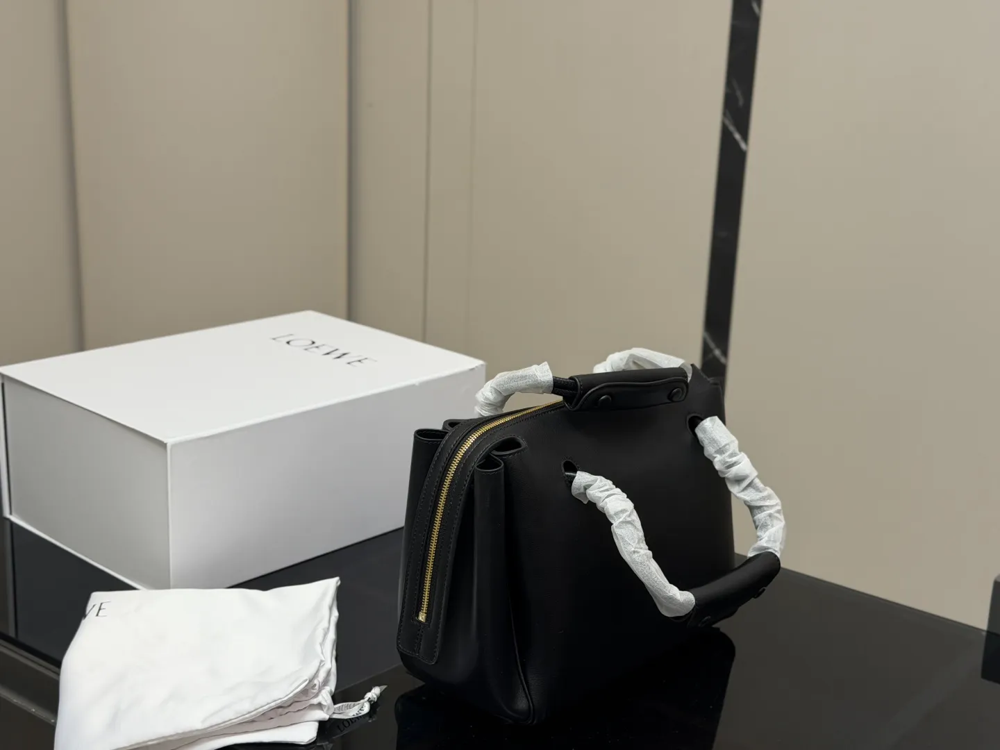 &yen;270 折叠盒 Loewe 罗意威秀款&ldquo;Madrid&rdquo;手袋 马德里小牛皮材质 皮质丝滑细腻 设计简约大气 而且背法超级多 背起来质感满满！！