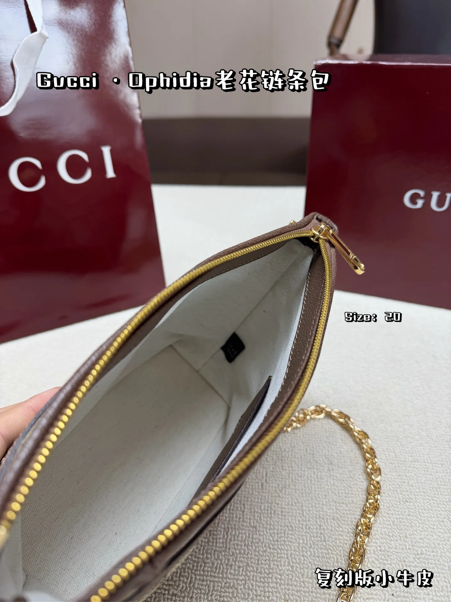 复刻版小牛皮,P170,配折叠盒,配飞机盒 ✨Gucci Ophidia系列老花链条包,采用经典米色乌木GG Supreme帆布,搭配红绿织带和金属双G标志,复古又时髦!金属链条肩带可调节,单肩斜挎都OK,轻便实用,通勤出街都很适合👜。磁吸扣设计,开合方便,内部空间能装手机、化妆品等日常小物,是时尚与功能兼具的经典款! 尺寸:20*17