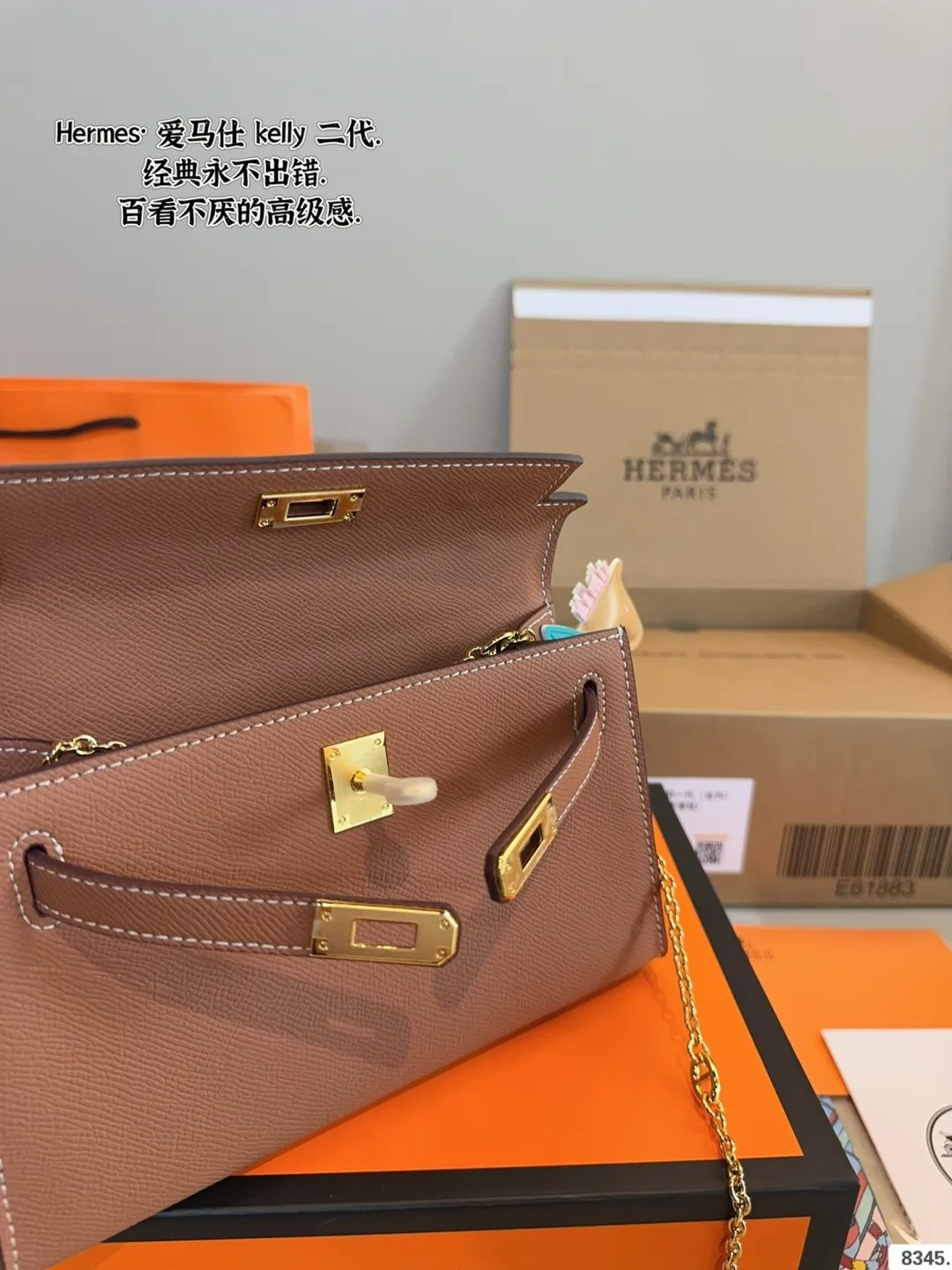 p185 配礼盒🎁. 爱马仕 凯莉 kelly 二代 真的太香了 属于日常休闲跟 女人味都可以驾驭的那种 自己搭配了肩带 平时带 娃也可以解放双手 跟朋友下午茶手提更有feel哦 除了随身携带的化妆品 还有再放一个手机尺寸：21*7*14cm