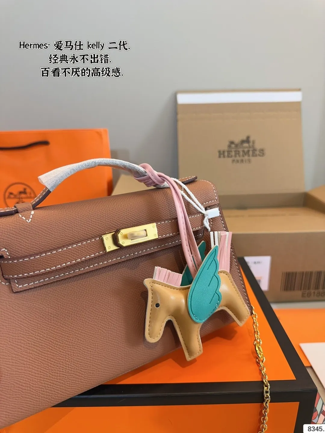 p185 配礼盒🎁. 爱马仕 凯莉 kelly 二代 真的太香了 属于日常休闲跟 女人味都可以驾驭的那种 自己搭配了肩带 平时带 娃也可以解放双手 跟朋友下午茶手提更有feel哦 除了随身携带的化妆品 还有再放一个手机尺寸：21*7*14cm