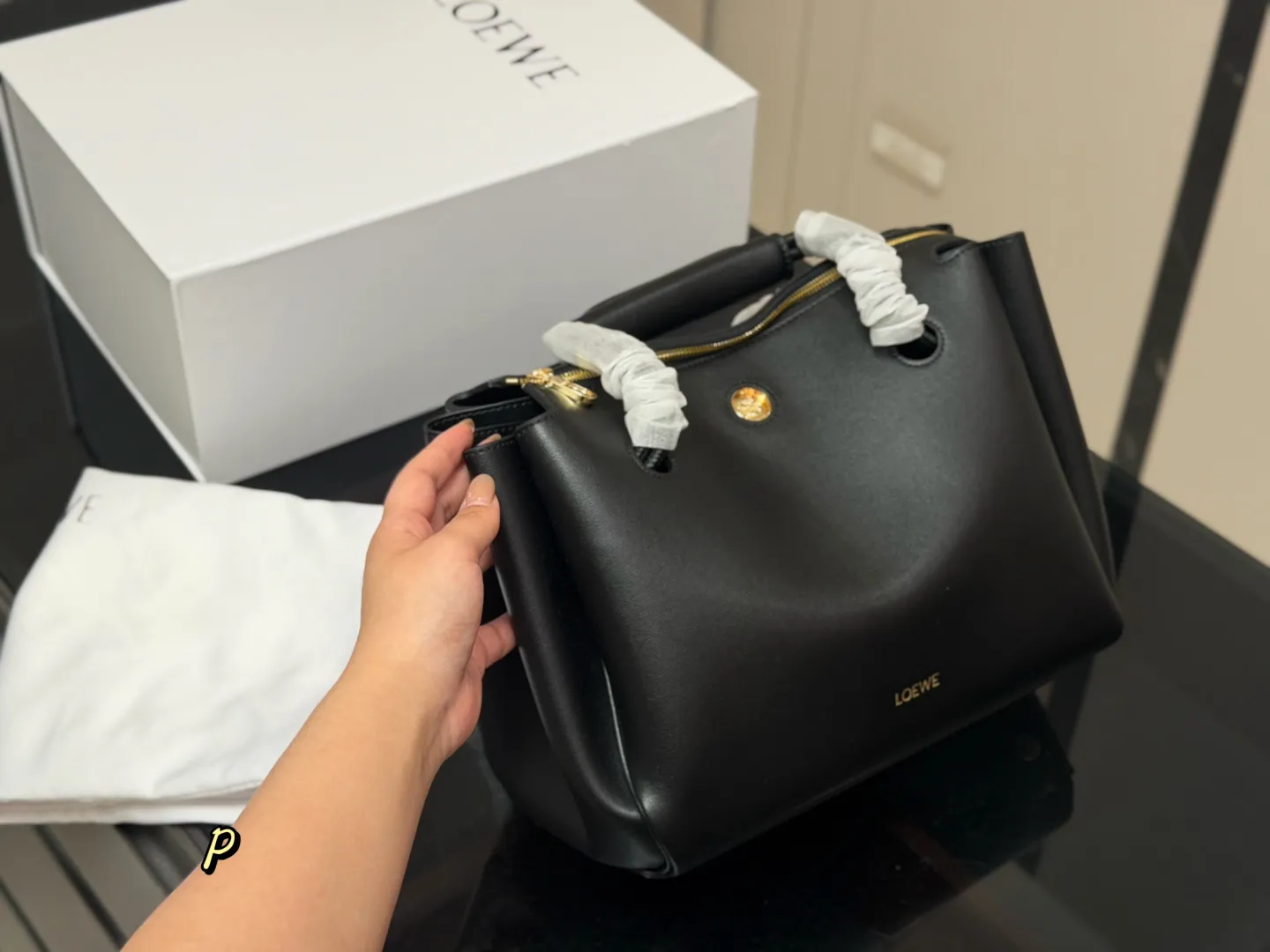 ¥270 折叠盒 Loewe 罗意威秀款“Madrid”手袋 马德里小牛皮材质 皮质丝滑细腻 设计简约大气 而且背法超级多 背起来质感满满!!