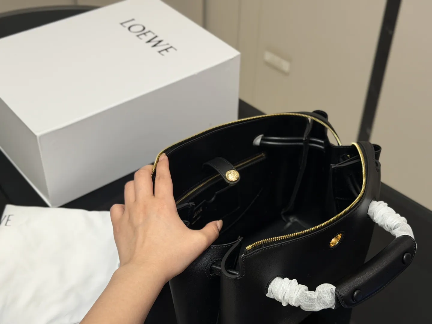 &yen;270 折叠盒 Loewe 罗意威秀款&ldquo;Madrid&rdquo;手袋 马德里小牛皮材质 皮质丝滑细腻 设计简约大气 而且背法超级多 背起来质感满满！！