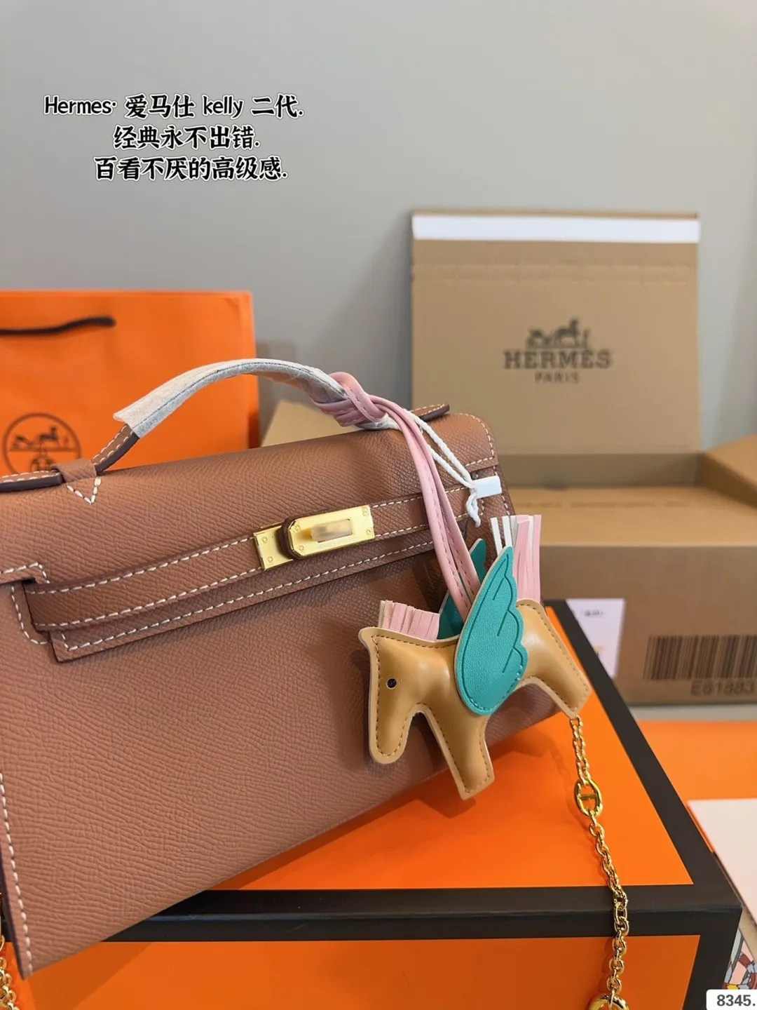 p185 配礼盒🎁. 爱马仕 凯莉 kelly 二代 真的太香了 属于日常休闲跟 女人味都可以驾驭的那种 自己搭配了肩带 平时带 娃也可以解放双手 跟朋友下午茶手提更有feel哦 除了随身携带的化妆品 还有再放一个手机尺寸:21*7*14cm