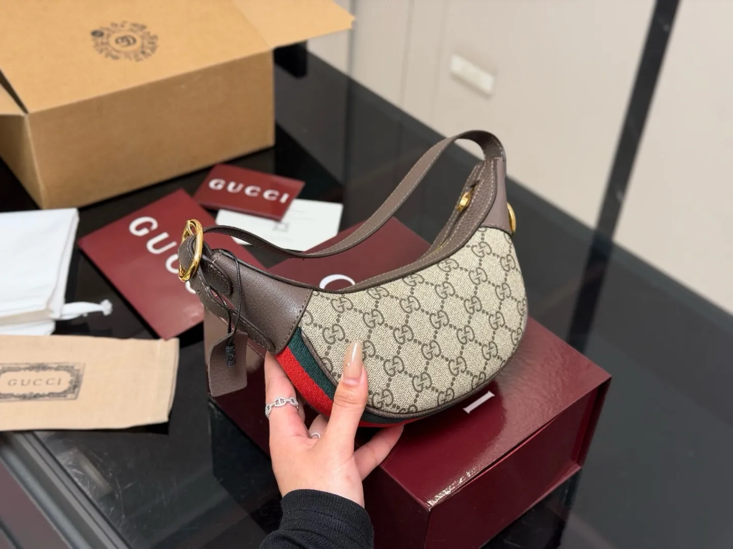 &yen;135 配折叠盒飞机盒 size：24*10cm 古奇新品腋下包 质感感人，尺寸完美， 还可以任意更换搭配不同造型而且容量还非常好！ 最新一季爆款！