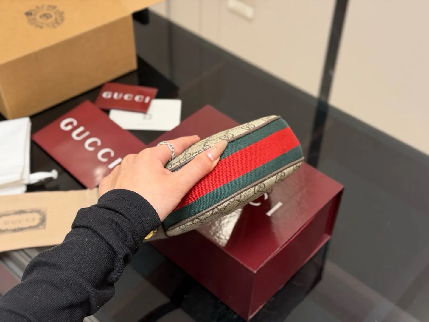 ¥135 配折叠盒飞机盒 size:24*10cm 古奇新品腋下包 质感感人,尺寸完美, 还可以任意更换搭配不同造型而且容量还非常好! 最新一季爆款!