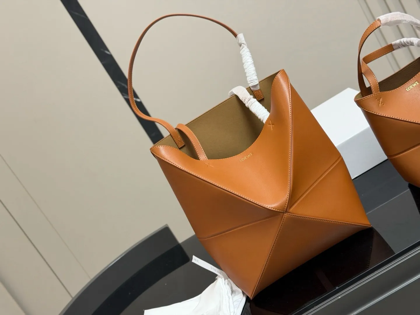 &yen;160 &yen;155 配盒 size：25.31cm 16.19cm 罗意威几何购物袋🛍️ 实物好装的一款包 最近出行都在背 耐看有质感 它的容量很友好...
