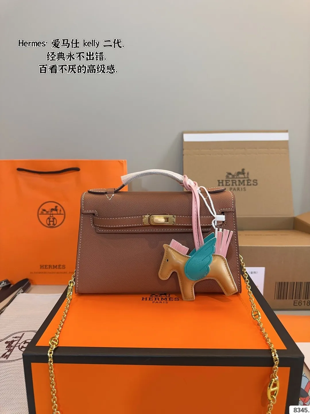 p185 配礼盒🎁. 爱马仕 凯莉 kelly 二代 真的太香了 属于日常休闲跟 女人味都可以驾驭的那种 自己搭配了肩带 平时带 娃也可以解放双手 跟朋友下午茶手提更有feel哦 除了随身携带的化妆品 还有再放一个手机尺寸：21*7*14cm