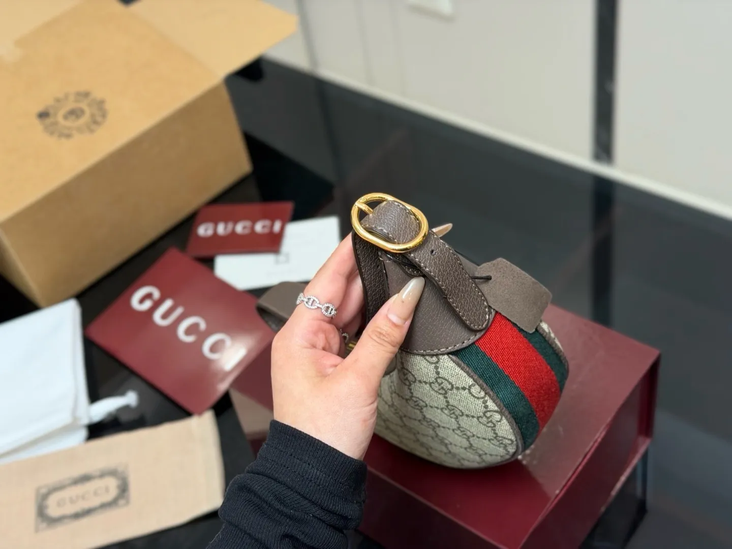 ¥135 配折叠盒飞机盒 size:24*10cm 古奇新品腋下包 质感感人,尺寸完美, 还可以任意更换搭配不同造型而且容量还非常好! 最新一季爆款!