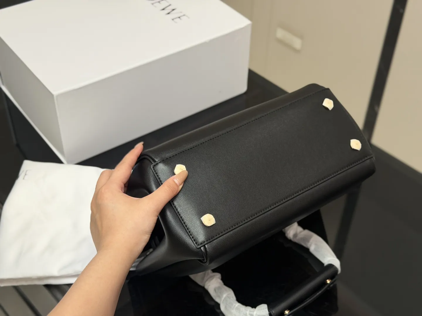 ¥270 折叠盒 Loewe 罗意威秀款“Madrid”手袋 马德里小牛皮材质 皮质丝滑细腻 设计简约大气 而且背法超级多 背起来质感满满!!