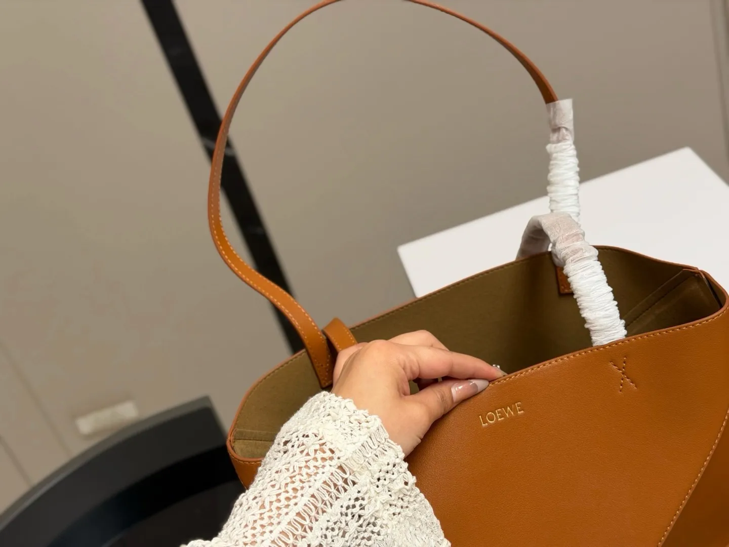 ¥160 ¥155 配盒 size:25.31cm 16.19cm 罗意威几何购物袋🛍️ 实物好装的一款包 最近出行都在背 耐看有质感 它的容量很友好...