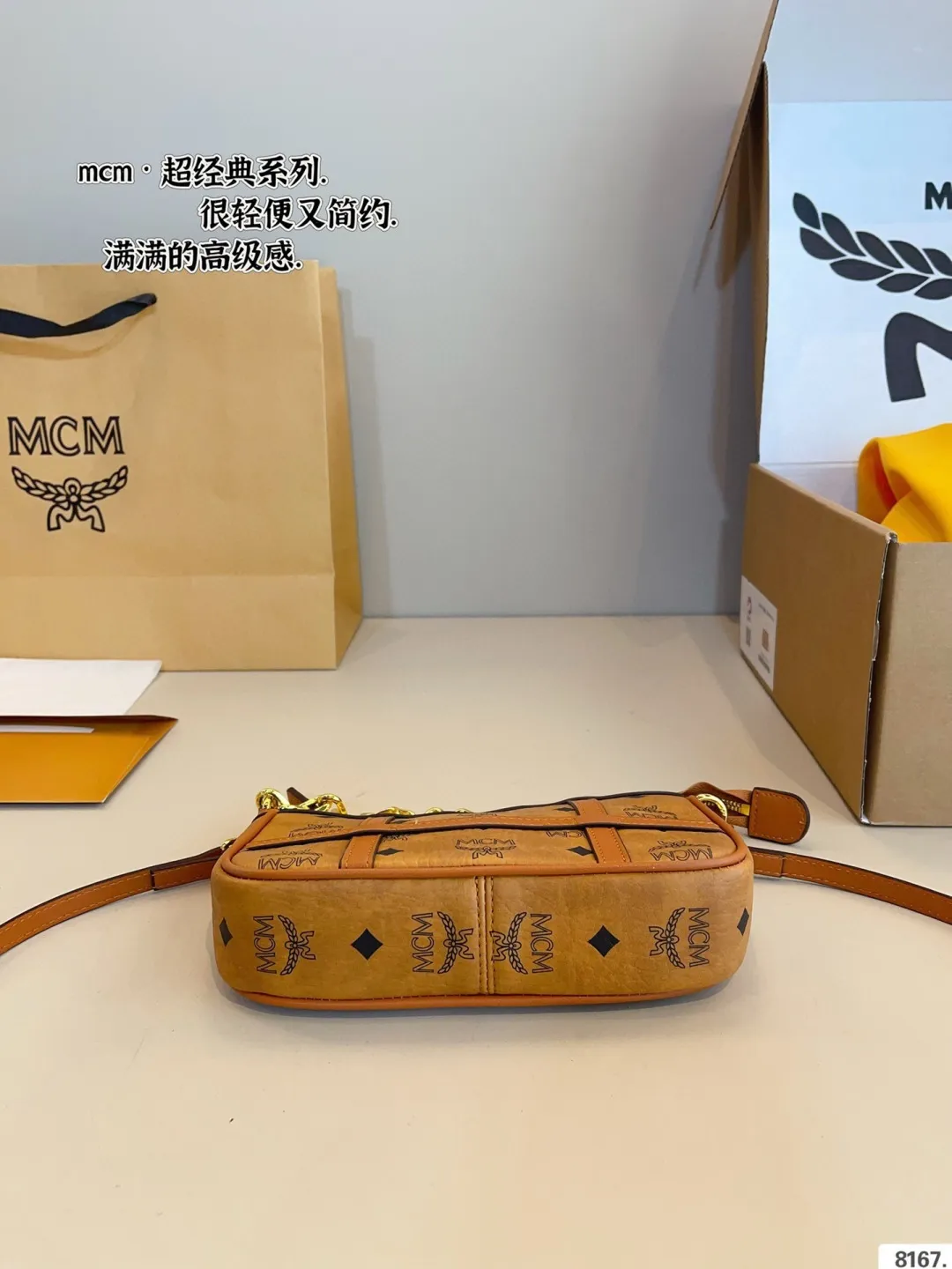 p135 配礼盒🎁 MCMDelmyVisetos腋下包 mcm新款麻将包看过来啊！ 宝贝们，这款包包最近出镜率真的特别高！煮志 罗这款包同样是有两根肩带的，一根链条肩带，一根是皮质肩带，可以腋下背也可以斜挎背都没有问题！肥肠的百搭，并且mcm的干邑色真的特别百搭也是品牌代表色！ 这款包包的皮质是pvc 的，太适合背包不注意的了；包型很不错，表面有纹理，摸起来很大牌啊。 &bull;包包容量是够的，装个粉饼、口红、工牌、钥匙、墨镜这些，完全没问题，很喜欢！！！尺寸：20*5*13cm