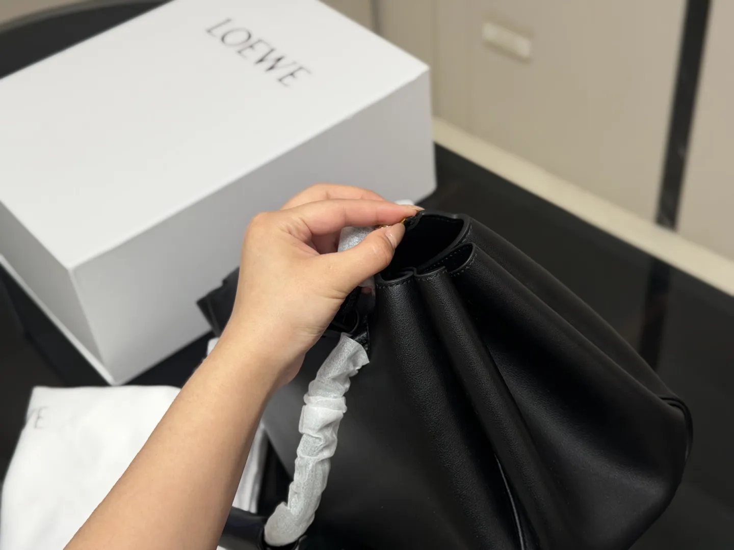 &yen;270 折叠盒 Loewe 罗意威秀款&ldquo;Madrid&rdquo;手袋 马德里小牛皮材质 皮质丝滑细腻 设计简约大气 而且背法超级多 背起来质感满满！！