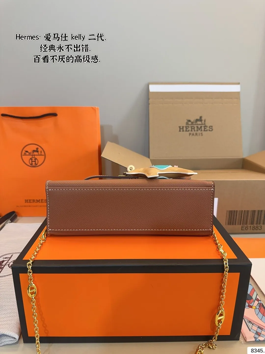 p185 配礼盒🎁. 爱马仕 凯莉 kelly 二代 真的太香了 属于日常休闲跟 女人味都可以驾驭的那种 自己搭配了肩带 平时带 娃也可以解放双手 跟朋友下午茶手提更有feel哦 除了随身携带的化妆品 还有再放一个手机尺寸：21*7*14cm