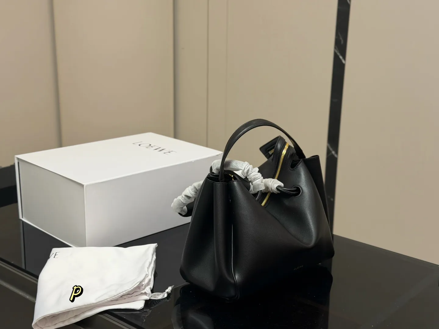 &yen;270 折叠盒 Loewe 罗意威秀款&ldquo;Madrid&rdquo;手袋 马德里小牛皮材质 皮质丝滑细腻 设计简约大气 而且背法超级多 背起来质感满满！！