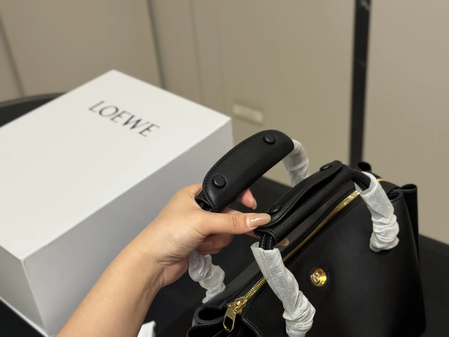 &yen;270 折叠盒 Loewe 罗意威秀款&ldquo;Madrid&rdquo;手袋 马德里小牛皮材质 皮质丝滑细腻 设计简约大气 而且背法超级多 背起来质感满满！！