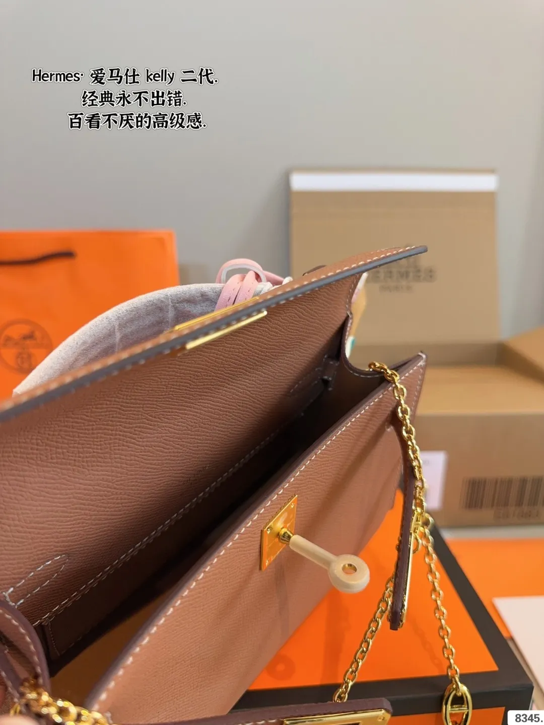 p185 配礼盒🎁. 爱马仕 凯莉 kelly 二代 真的太香了 属于日常休闲跟 女人味都可以驾驭的那种 自己搭配了肩带 平时带 娃也可以解放双手 跟朋友下午茶手提更有feel哦 除了随身携带的化妆品 还有再放一个手机尺寸:21*7*14cm