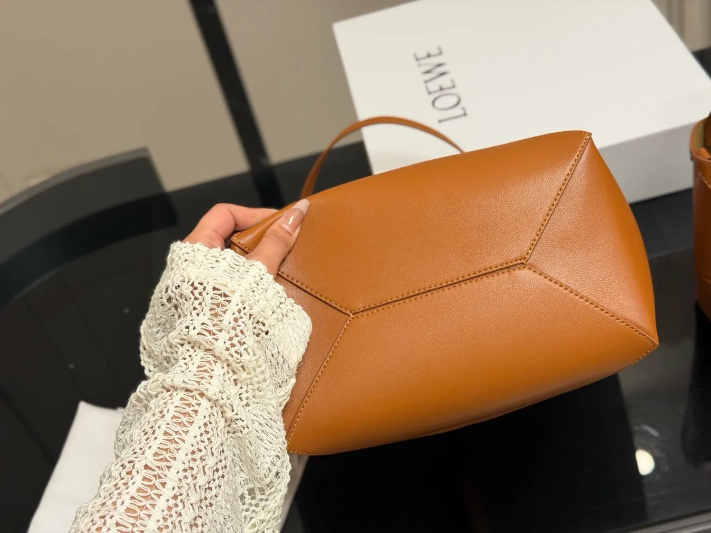¥160 ¥155 配盒 size:25.31cm 16.19cm 罗意威几何购物袋🛍️ 实物好装的一款包 最近出行都在背 耐看有质感 它的容量很友好...