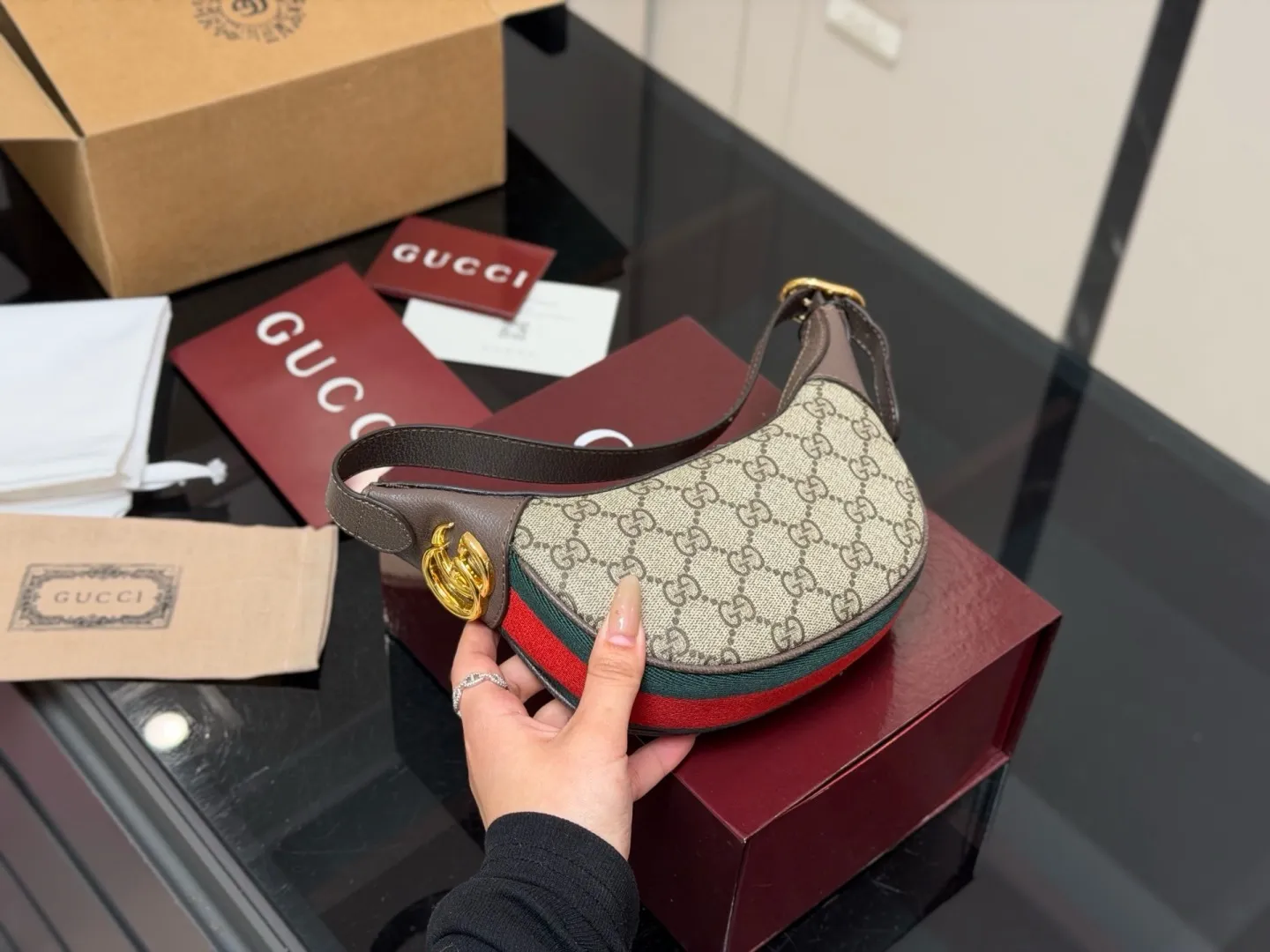 &yen;135 配折叠盒飞机盒 size：24*10cm 古奇新品腋下包 质感感人，尺寸完美， 还可以任意更换搭配不同造型而且容量还非常好！ 最新一季爆款！