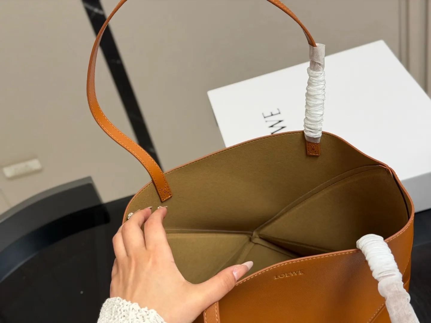 ¥160 ¥155 配盒 size:25.31cm 16.19cm 罗意威几何购物袋🛍️ 实物好装的一款包 最近出行都在背 耐看有质感 它的容量很友好...