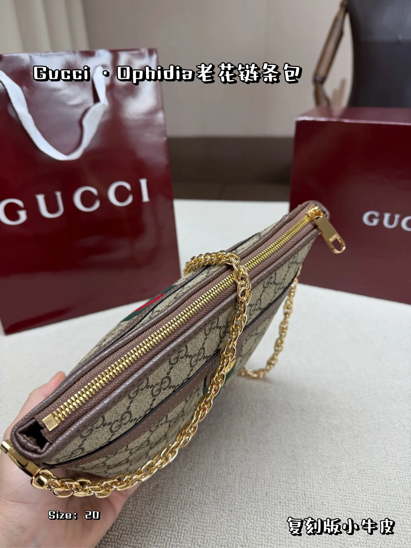 复刻版小牛皮,P170,配折叠盒,配飞机盒 ✨Gucci Ophidia系列老花链条包,采用经典米色乌木GG Supreme帆布,搭配红绿织带和金属双G标志,复古又时髦!金属链条肩带可调节,单肩斜挎都OK,轻便实用,通勤出街都很适合👜。磁吸扣设计,开合方便,内部空间能装手机、化妆品等日常小物,是时尚与功能兼具的经典款! 尺寸:20*17
