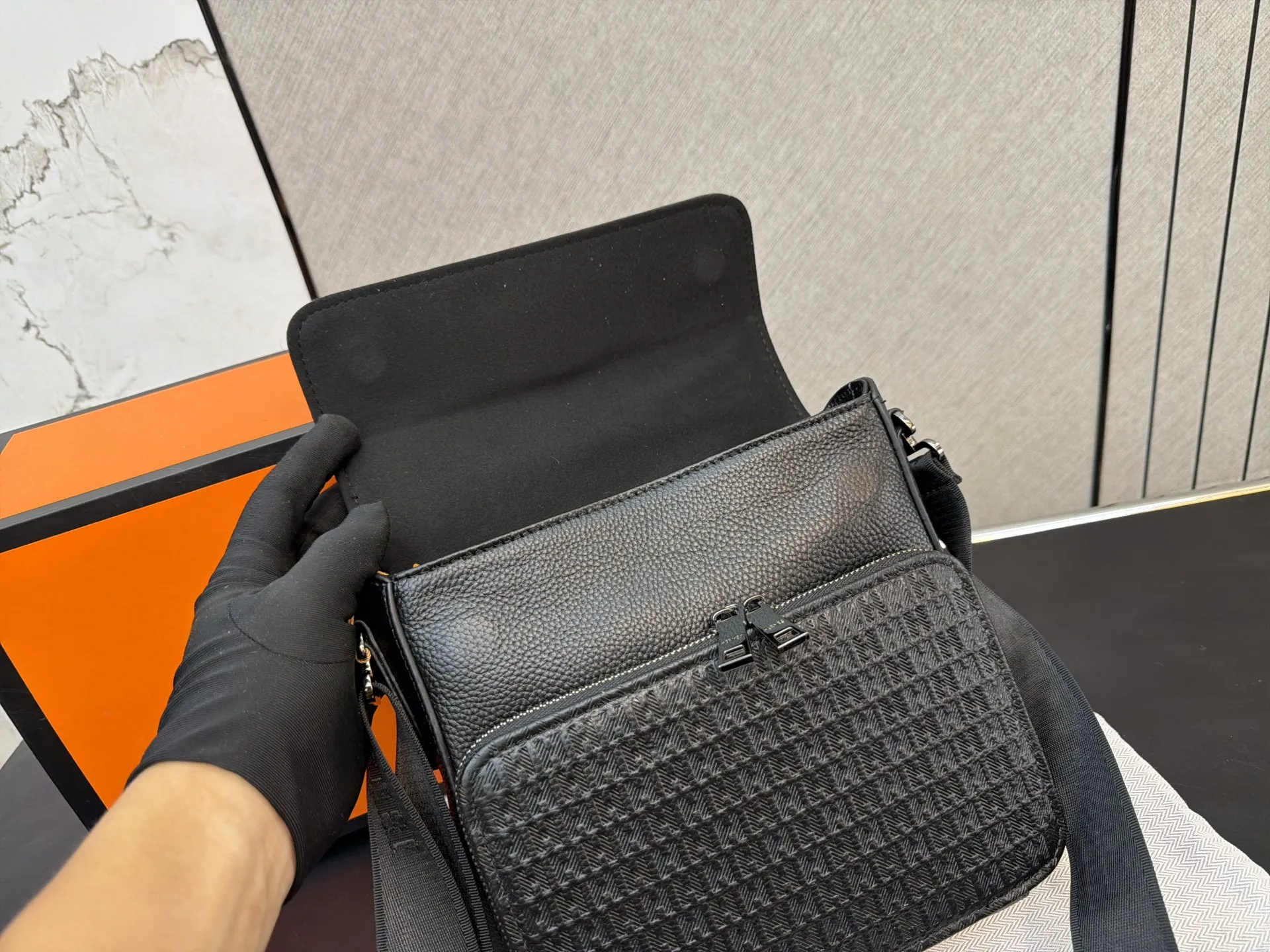 P180 Hermès 爱马仕 压花牛皮邮差包 男士单肩斜挎包 经典百搭 实物拍摄 配送防尘袋 礼盒 22 x 19 cm