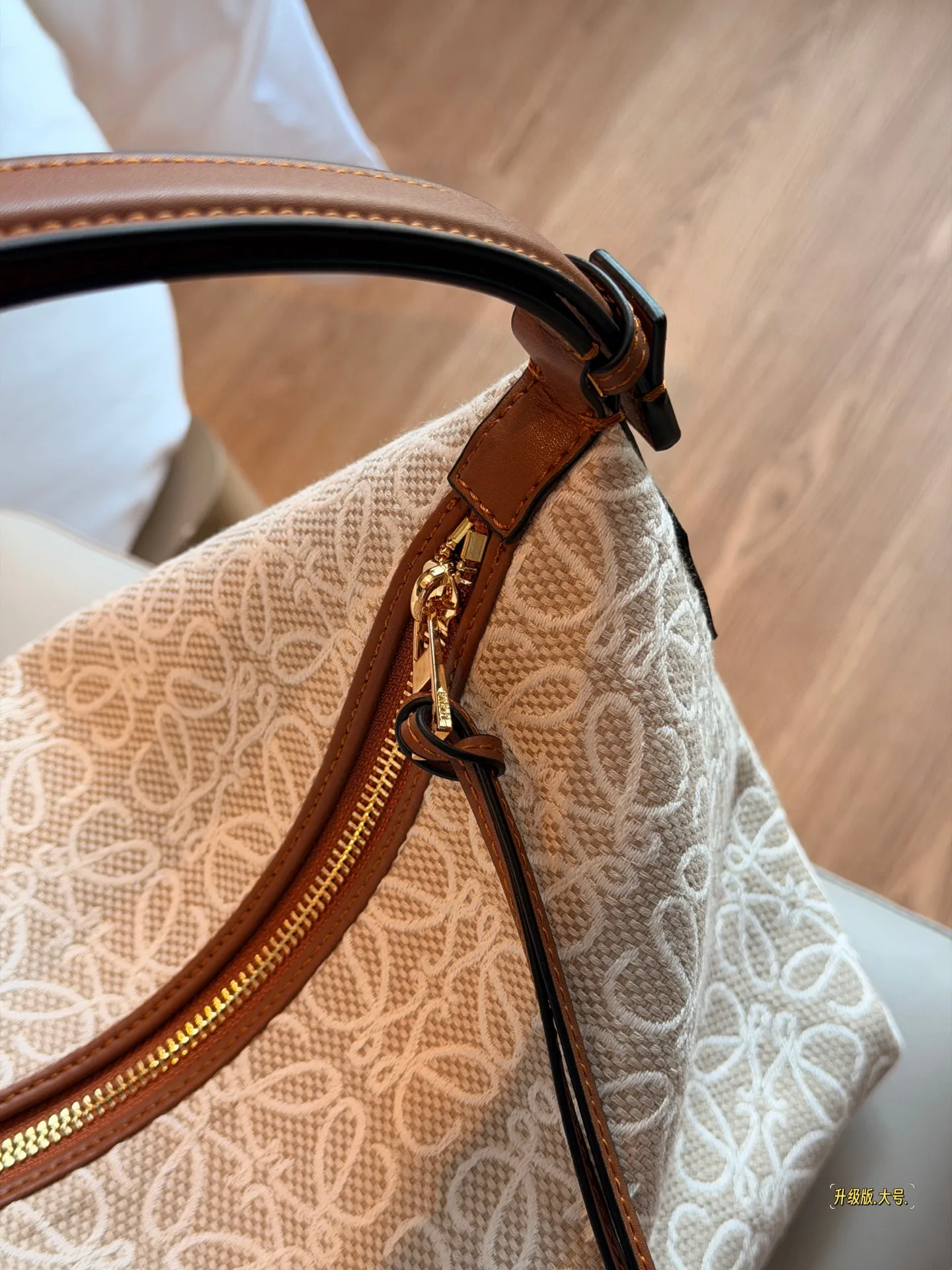 💰135(小)💰145(大)配盒子 尺寸22×15cm(小) 26*17cm(大) |loewe cubi|饭盒包的快乐 这只饭盒包真的一眼种草 慵懒又随意 容量也合适 肩带可调节手拎or肩背作腋下包都可随意穿搭即可慵懒氛围感get√