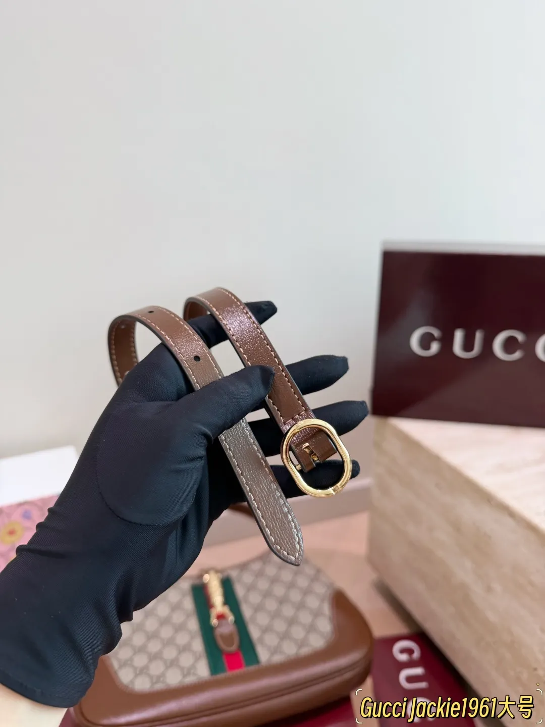 P165 P160 古驰GUCCI 新款老花腋下包 是Gucci Jackie 1961系列,一上市就来势汹汹,-眼就被这个老花腋下包吸引住了舌新款也太好看了吧,不论是从设计还是造型上看,集优雅和复古为一身,很有vintage的味道,冲着喜欢也给自己安排.上了一个,“包”治百病,新包包果然能让女生开心呀哈哈哈 30.19cm 20.13cm