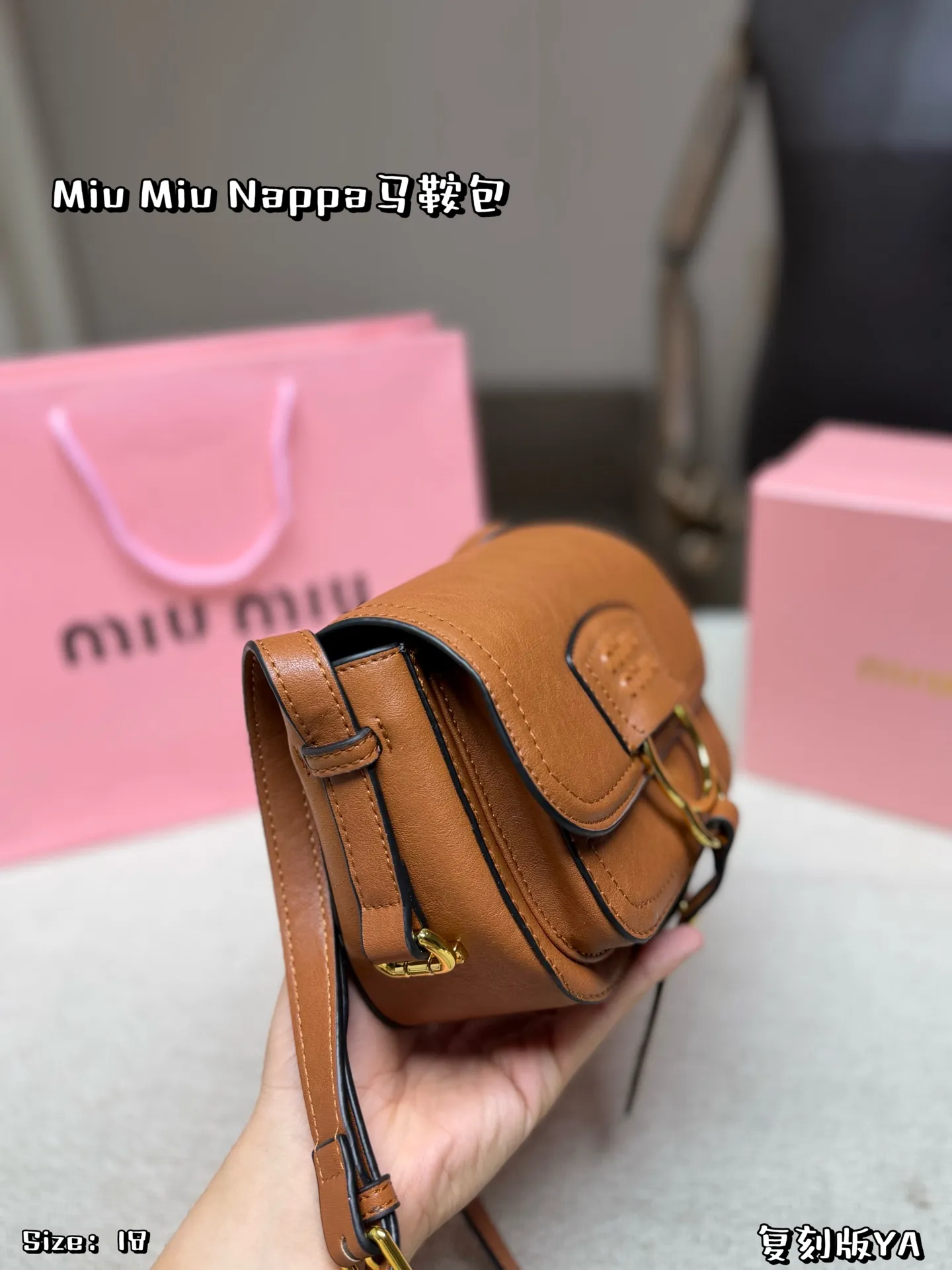 P180 配盒子 Miu Miu Nappa马鞍包，手感细腻又耐用。黑色包身配金属圆环，复古精致感满满✨。马鞍包型容量适中，日常通勤、休闲都能轻松驾驭。肩带可调节，斜挎or单肩都OK，实用又时髦！Nappa系列是Miu Miu经典，优雅又有个性，超适合喜欢时尚的姐妹们 尺寸 18*16