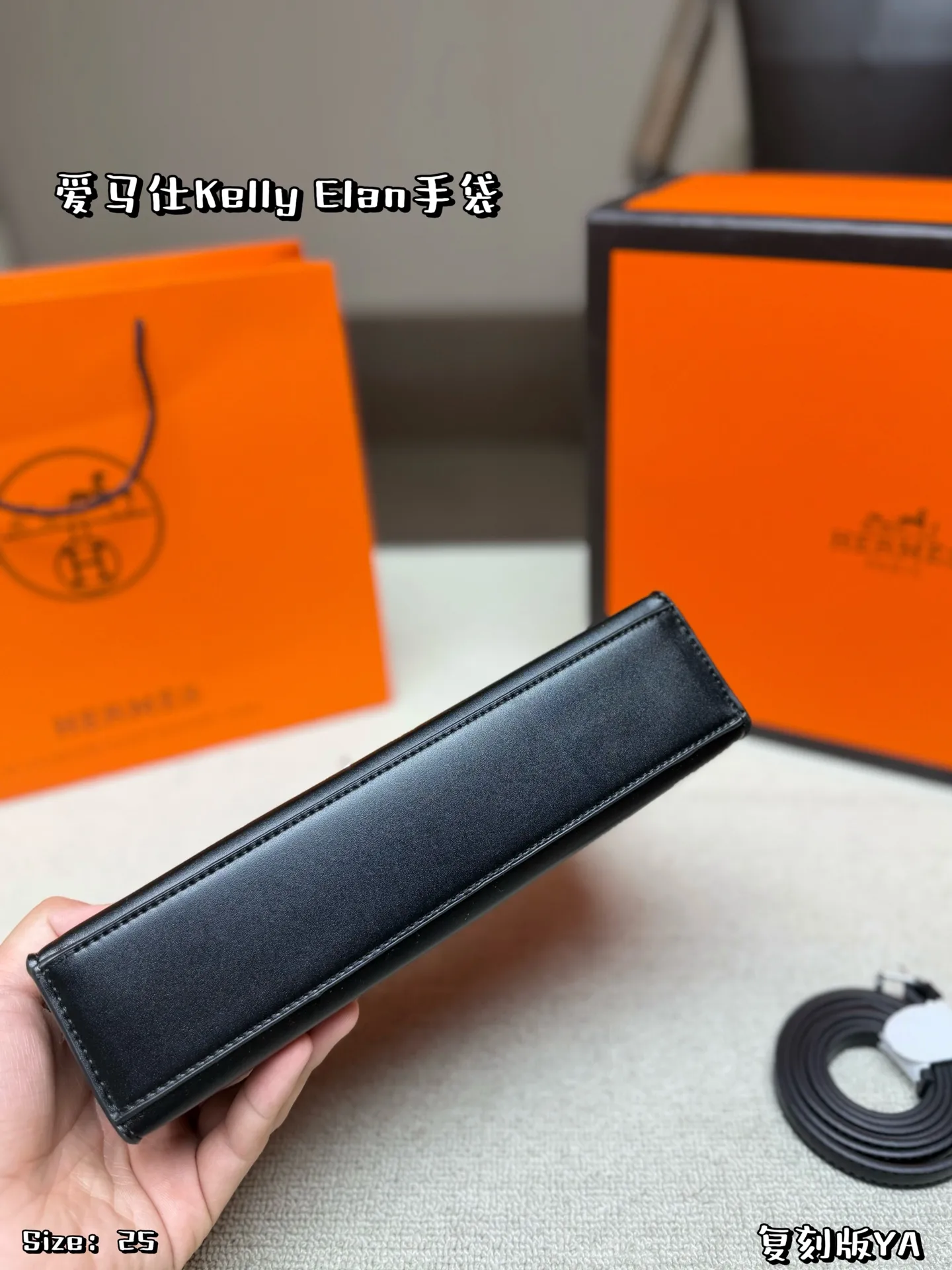 P155 折叠盒 爱马仕Kelly Elan手袋，银色金属扣，简约大气超有质感！正面木马图案超有辨识度，灵感来自品牌马术文化🐎，艺术感满满。尺寸刚好，日常通勤、正式场合都能轻松驾驭，实用又时髦✨。未使用状态，收藏or送礼都很合适，品质与品味兼具 尺寸 25*15