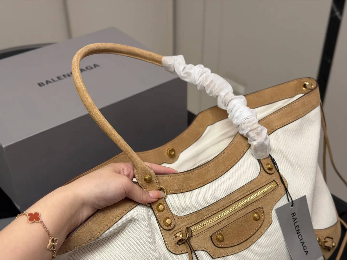 &yen;280 &yen;270 折叠盒 巴黎世家 超时髦 Balenciaga 托特包 简单实用耐看 愈看愈好看！！ size：40.27cm 29.19cm