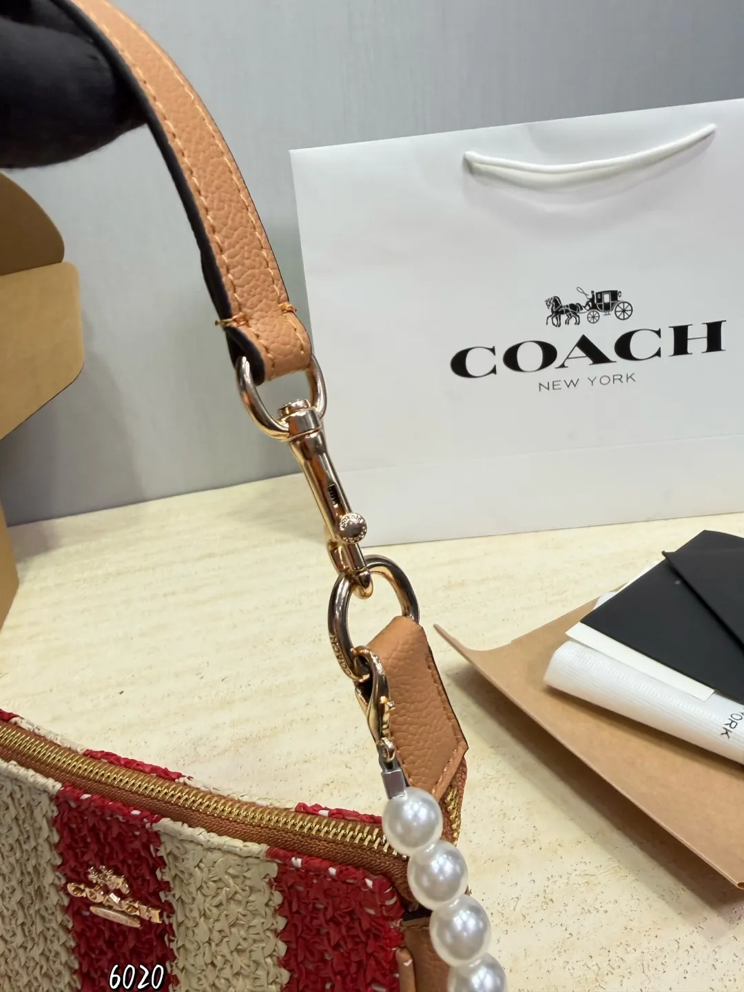 牛皮版本 p120 Coach Teri麻将包+珍珠 Coach Teri麻将包，冰川白配色+经典C字浮雕，质感细腻又耐用！小巧包型，日常出行超方便，手机口红都能装下✨。搭配四叶草延长链，金属链条+白色珐琅四叶草，精致又有层次感，肩带可调节，单肩、斜挎、腋下背都OK，实用又时髦！春夏搭配浅色系衣服，清新优雅感满分🌸。 尺寸19 11cm