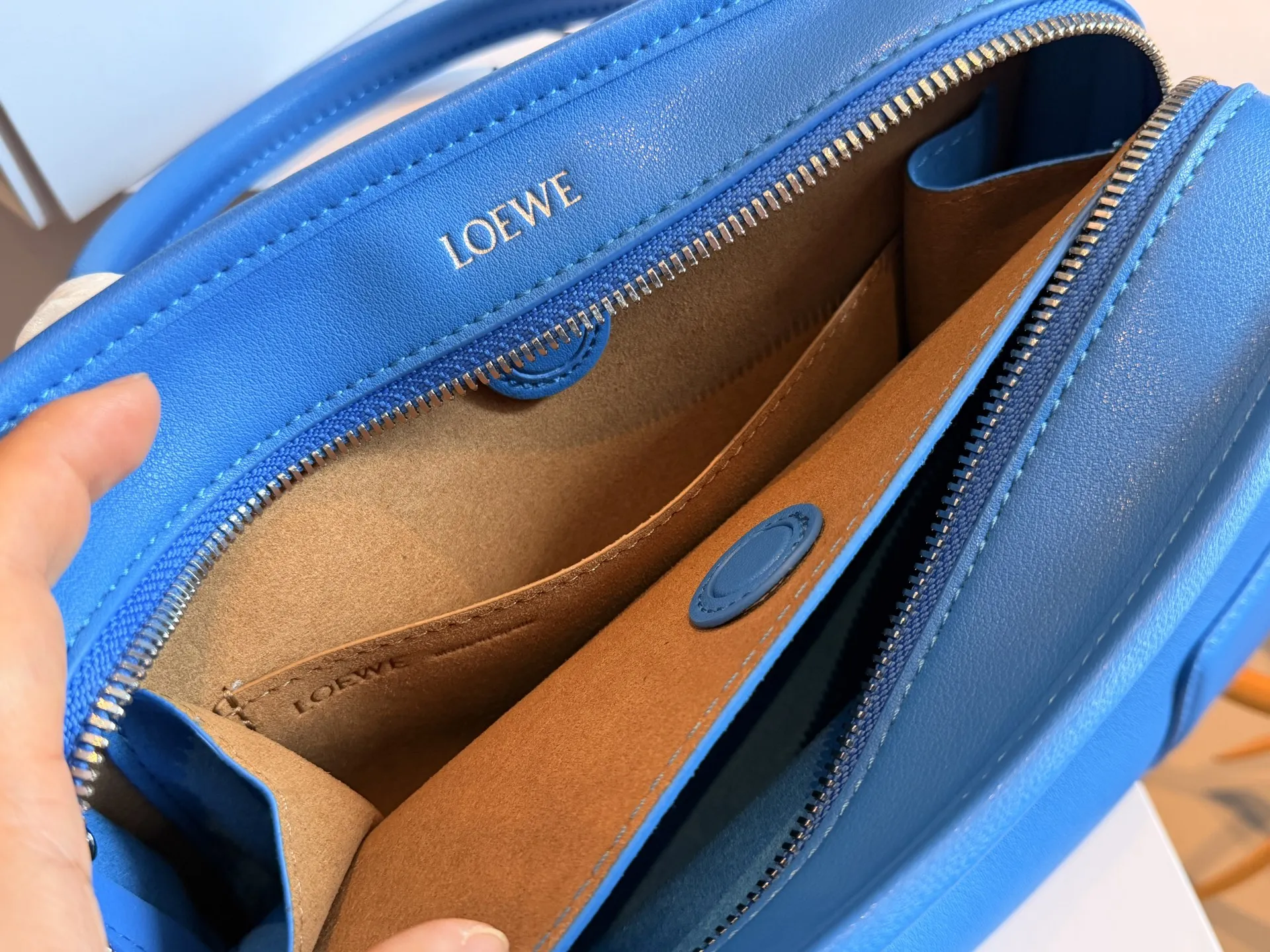 💰250 配盒 size:24.5*17cm loewe 罗意威Amazona180 吐司包 一年四季的松弛感 刷到明星们在背LOEWE的这只Amazona180 太戳我了 拿到手就更确定了! 一年四季都很适合 看越耐看。 Softfit松弛感穿搭